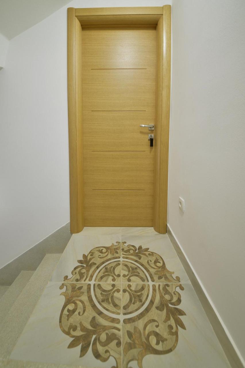 Apartmani Ljubo Rafailovic 2 라파일로비치 외부 사진