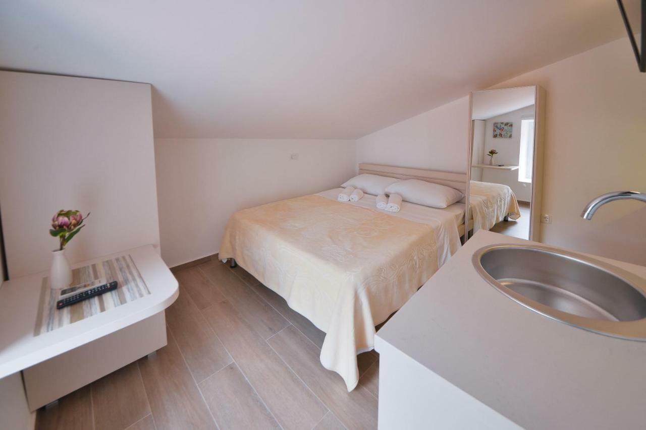 Apartmani Ljubo Rafailovic 2 라파일로비치 외부 사진